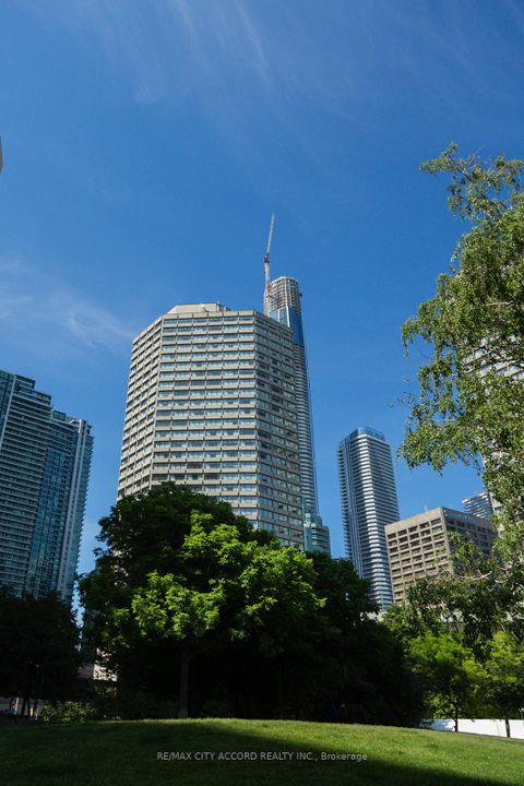 Photo 2 at 2018 - 33 Harbour Square, Waterfront Communities C1, Toronto