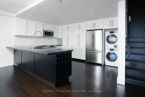Photo 12 at 2018 - 33 Harbour Square, Waterfront Communities C1, Toronto