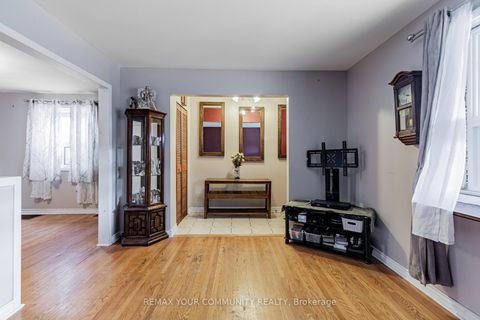 Photo 6 at 48 CAYUGA Avenue, Smythe, Toronto