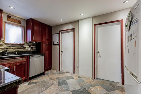 Photo 11 at 48 CAYUGA Avenue, Smythe, Toronto