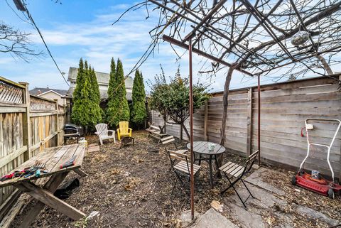 Photo 12 at 11 Foxley Street, Bellwoods, Toronto