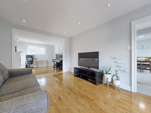Photo 5 at 49 King Louis Crescent, L'Amoreaux, Toronto