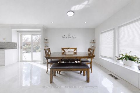 Photo 10 at 49 King Louis Crescent, L'Amoreaux, Toronto