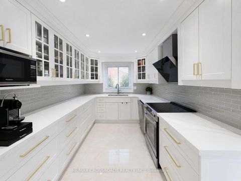 Photo 13 at 49 King Louis Crescent, L'Amoreaux, Toronto