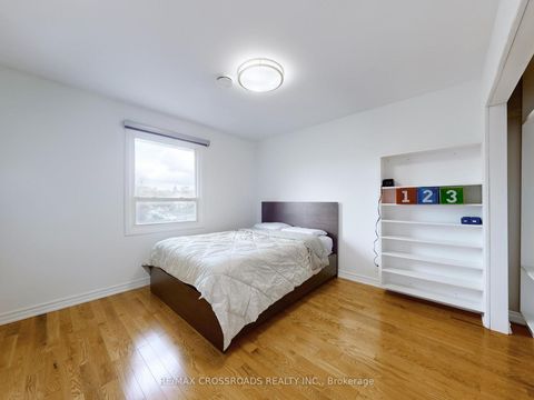 Photo 21 at 49 King Louis Crescent, L'Amoreaux, Toronto