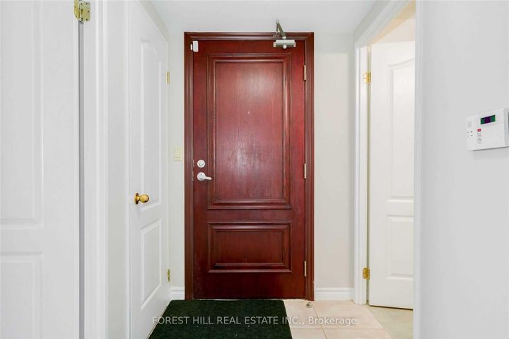 Photo 2 at 103 - 9 Greenbriar Road, Bayview Village, Toronto