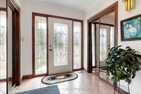 Photo 14 at 2 Faversham Crescent, West Deane, Toronto