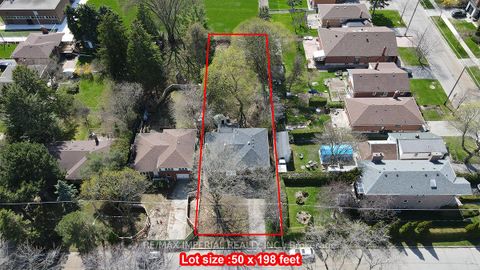 Photo 2 at 8 Fargo Avenue, Newtonbrook West, Toronto