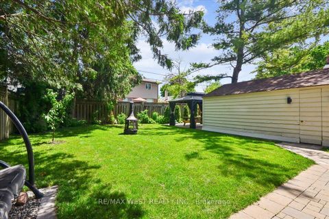 Photo 22 at 11 Hillcroft Drive, City Centre West, Toronto