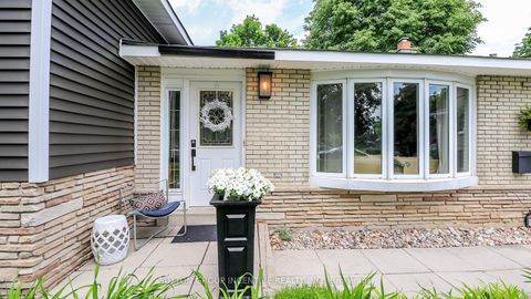 Photo 2 at 18 Jill's Court, Grove East, Barrie
