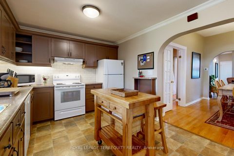 Photo 10 at 92 Eileen Avenue, Smythe, Toronto