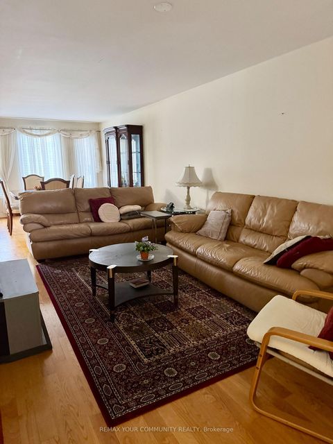 Photo 5 at 129 Colombo Crescent, Maple, Vaughan