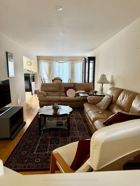 Photo 6 at 129 Colombo Crescent, Maple, Vaughan