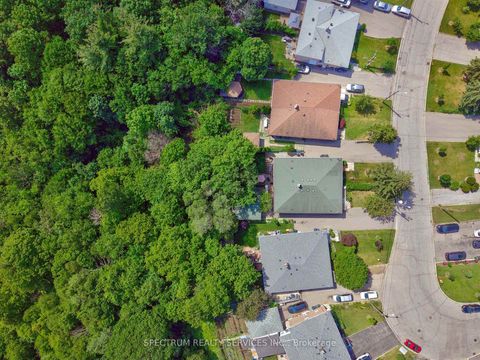 Photo 4 at 37 Newlin Crescent, Jane Heights, Toronto