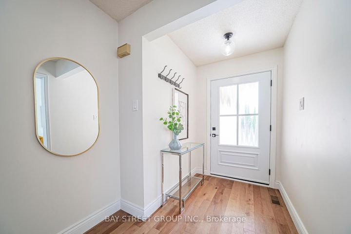 Photo 2 at 29 Roslo Court, CP College Park, Oakville