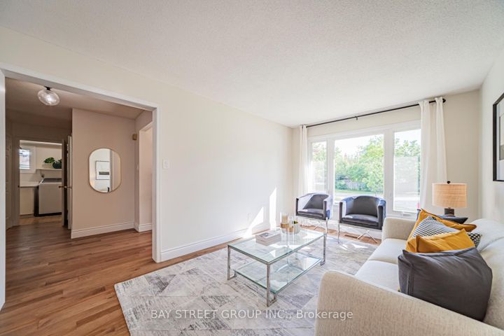 Photo 4 at 29 Roslo Court, CP College Park, Oakville