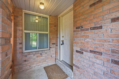 Photo 2 at 9 Millbank Court, Brownridge, Vaughan