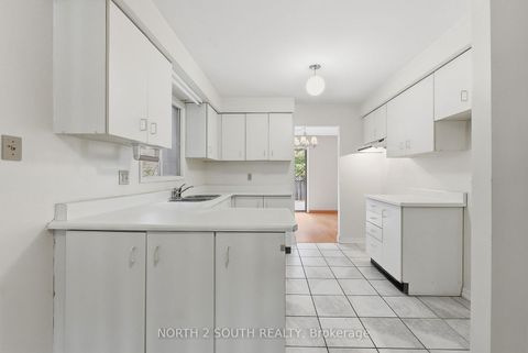 Photo 9 at 9 Millbank Court, Brownridge, Vaughan