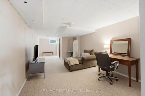Photo 11 at 2 Renault Crescent, Humber Heights, Toronto