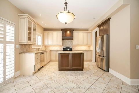 Photo 14 at 35 Morland Crescent, Bayview Northeast, Aurora