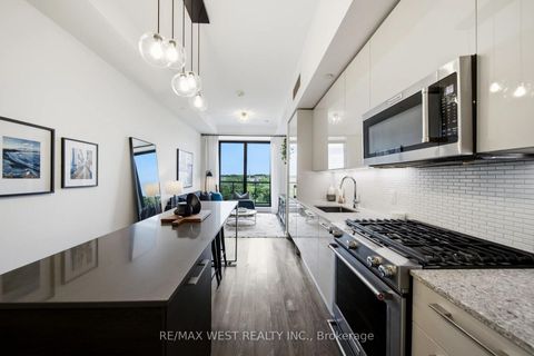 Photo 4 at 709 - 2118 Bloor Street W, High Park North, Toronto
