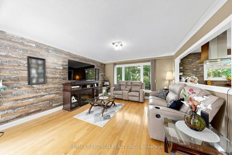 Photo 12 at 250 Kingscross Drive, King City, King