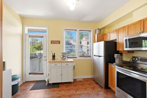 Photo 9 at 4 - 99 Goodwood Park Court, East York, Toronto