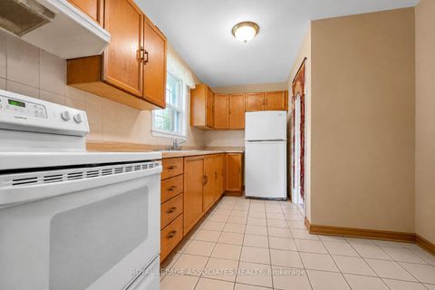Photo 6 at 256 Ferris Road, Parkview, Toronto