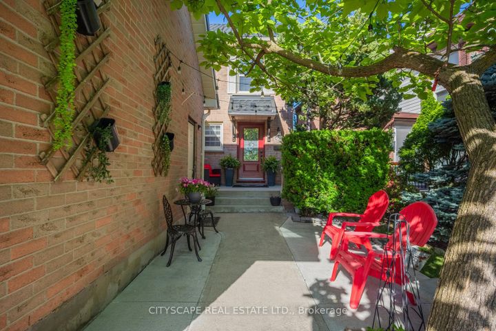 Photo 2 at 301 Kingsbridge Garden, Hurontario, Mississauga