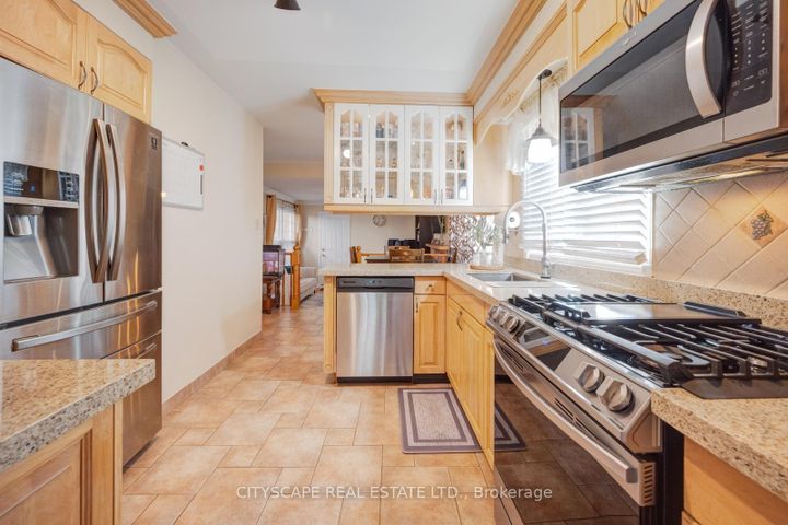 Photo 13 at 301 Kingsbridge Garden, Hurontario, Mississauga