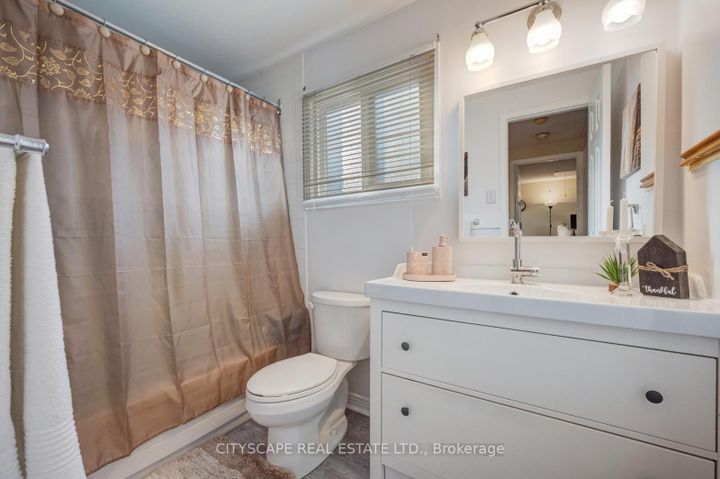 Photo 31 at 301 Kingsbridge Garden, Hurontario, Mississauga