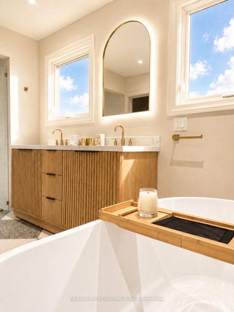 Photo 24 at 52 Courtsfield Crescent, Humber Valley, Toronto