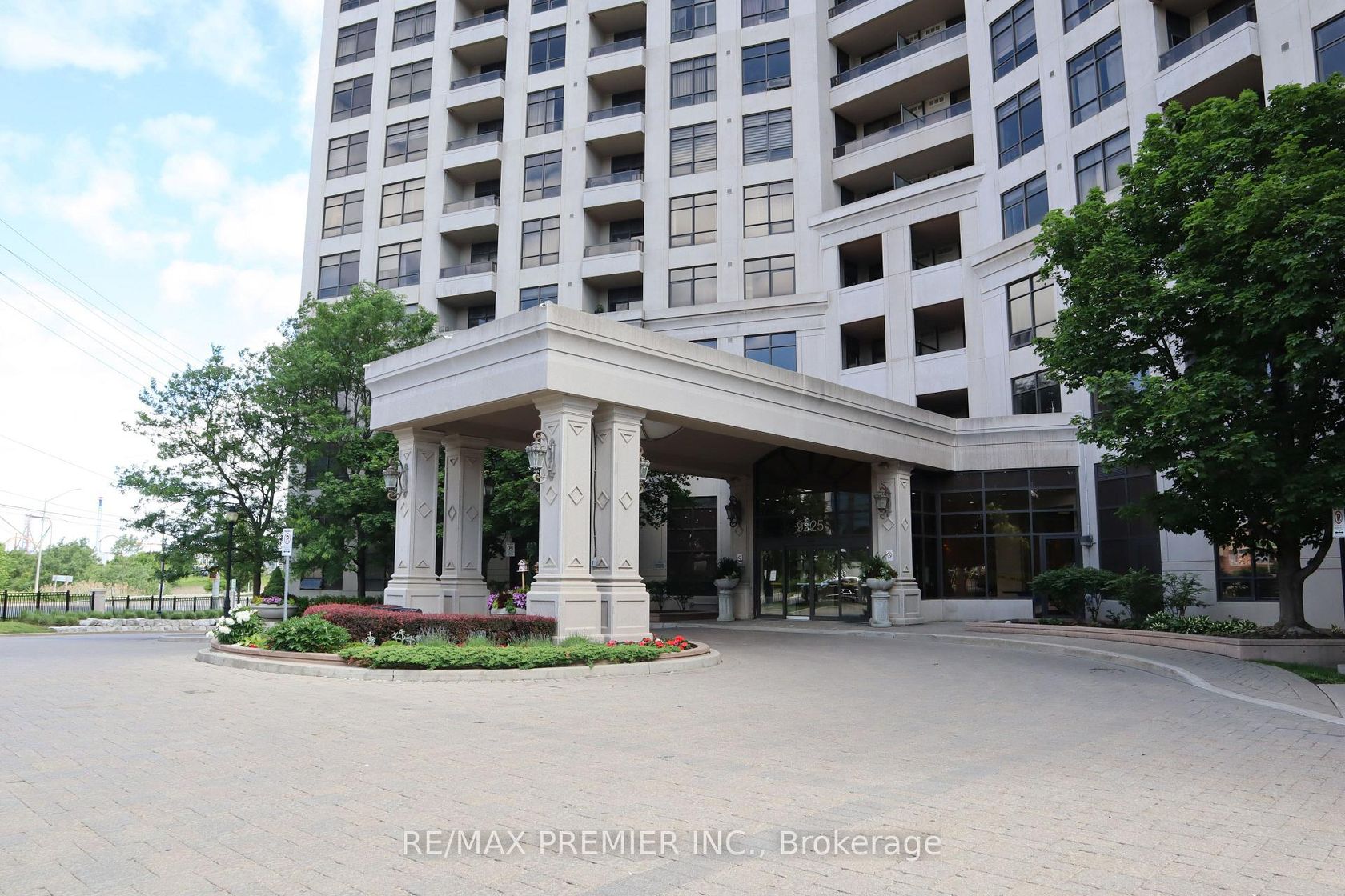 1506 - 9225 Jane Street, Maple, Vaughan photo number 2