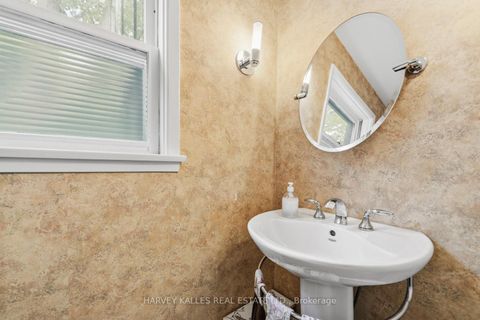 Photo 10 at 1 Vyner Road, Windfields, Toronto