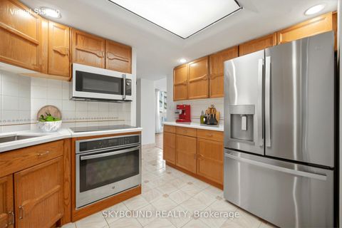 Photo 17 at 511 - 10 Kenneth Avenue, Willowdale East, Toronto