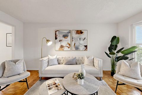 Photo 2 at 9 Kingsplate Crescent, Clairville, Toronto