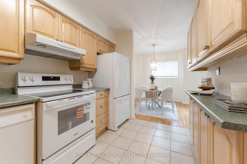 Photo 7 at 15 - 10 Leith Hill Road, Don Valley Village, Toronto