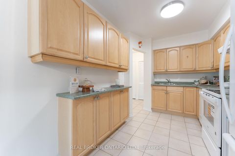 Photo 9 at 15 - 10 Leith Hill Road, Don Valley Village, Toronto