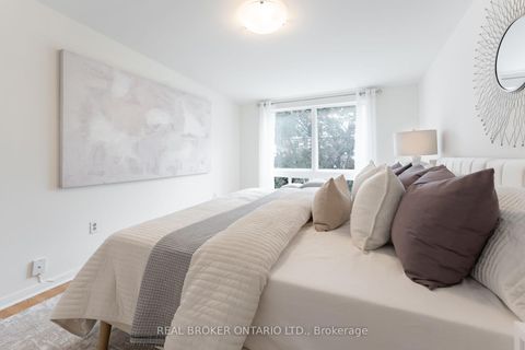 Photo 13 at 15 - 10 Leith Hill Road, Don Valley Village, Toronto