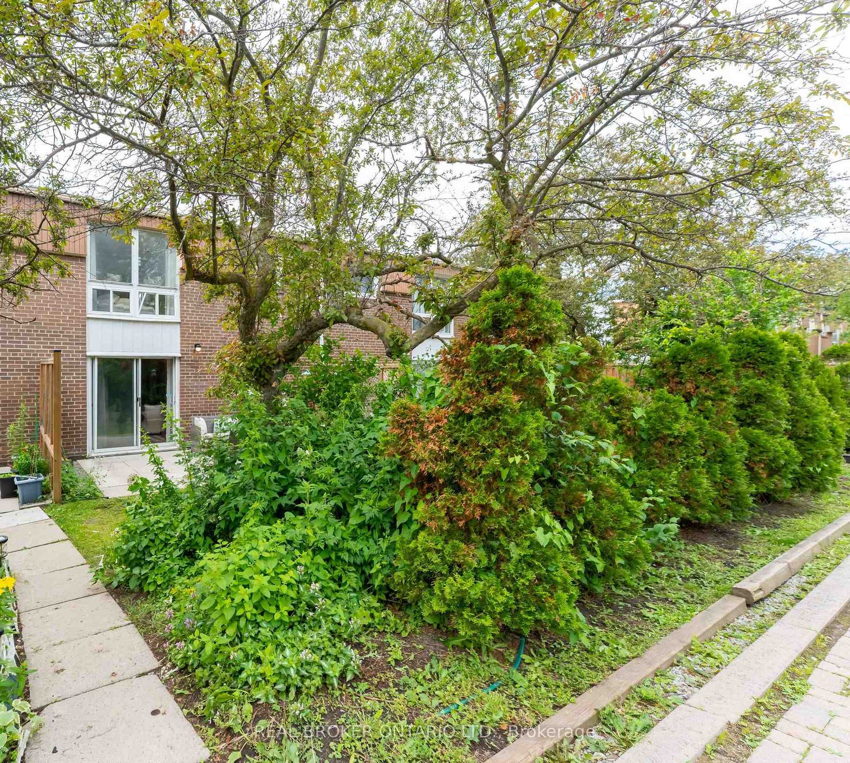 15 - 10 Leith Hill Road, Don Valley Village, Toronto 