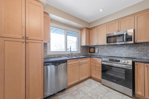 Photo 12 at 97 Poplar Crescent, Aurora Highlands, Aurora