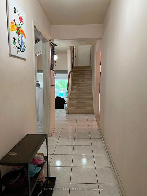 Photo 2 at 70 Tanjoe Crescent, Newtonbrook West, Toronto