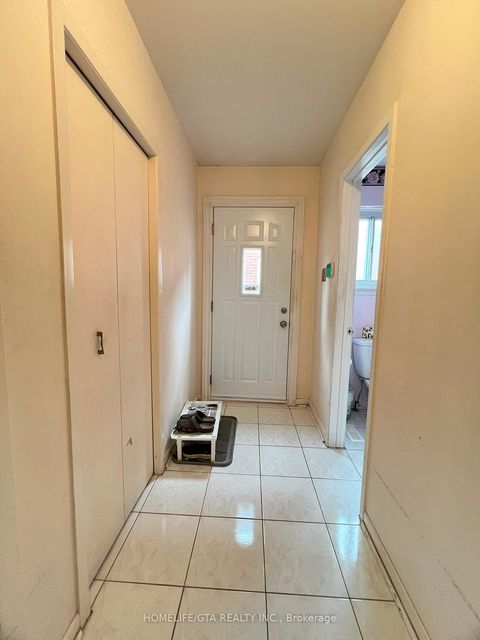 Photo 3 at 70 Tanjoe Crescent, Newtonbrook West, Toronto