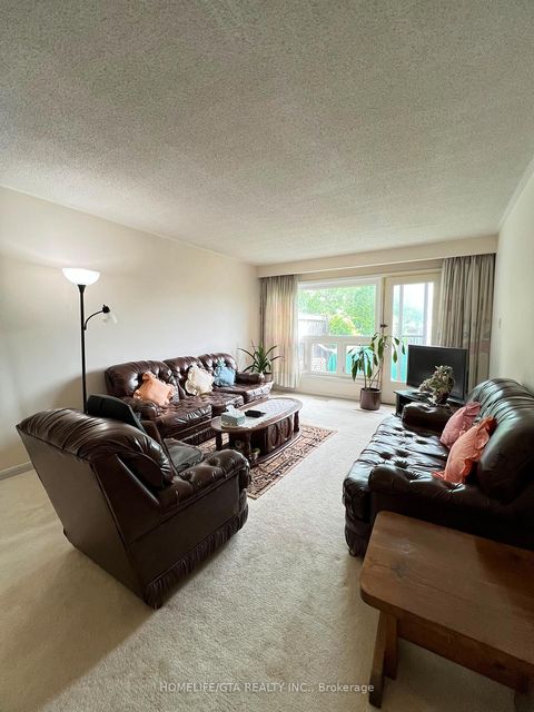 Photo 4 at 70 Tanjoe Crescent, Newtonbrook West, Toronto