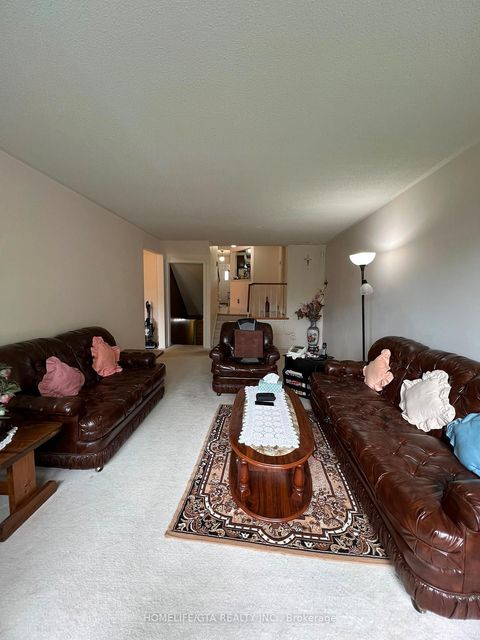 Photo 5 at 70 Tanjoe Crescent, Newtonbrook West, Toronto