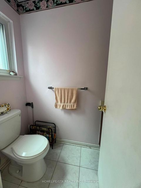 Photo 13 at 70 Tanjoe Crescent, Newtonbrook West, Toronto