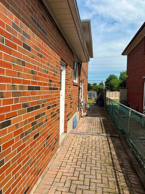 Photo 20 at 70 Tanjoe Crescent, Newtonbrook West, Toronto