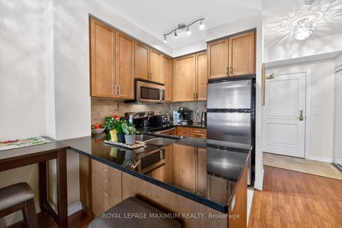 Photo 18 at 914 - 9245 Jane Street, Maple, Vaughan