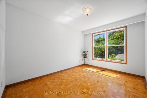 Photo 4 at 12 Ormskirk Court, Swansea, Toronto