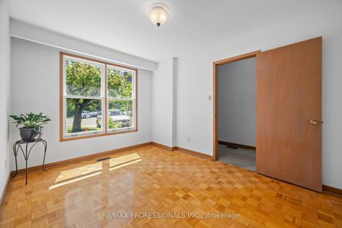 Photo 5 at 12 Ormskirk Court, Swansea, Toronto